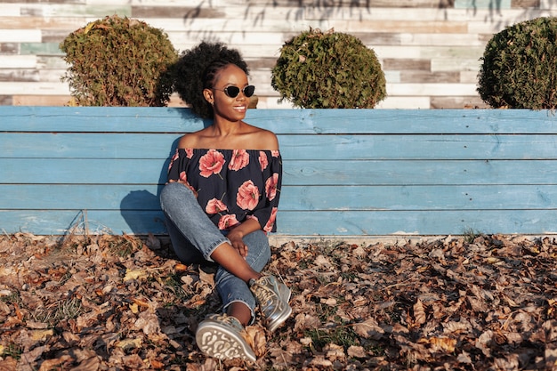 Photo gratuite femme souriante bouclée vue de face à la recherche de suite