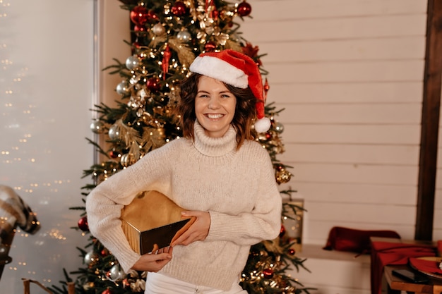 femme souriante, à, cadeau noël