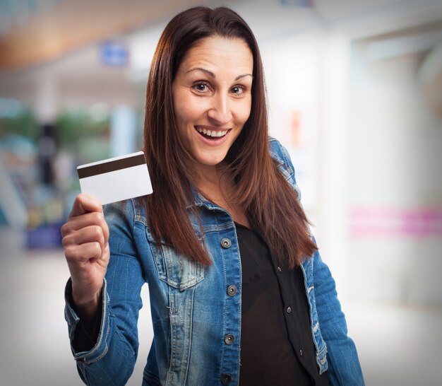 Femme souriante avec une carte de crédit