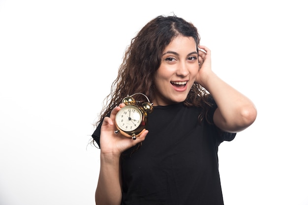 Femme Souriante En Chemisier Décontracté Sur Fond Blanc. Photo De Haute Qualité