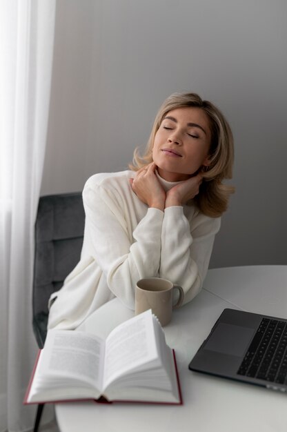 Femme souriante de coup moyen au bureau