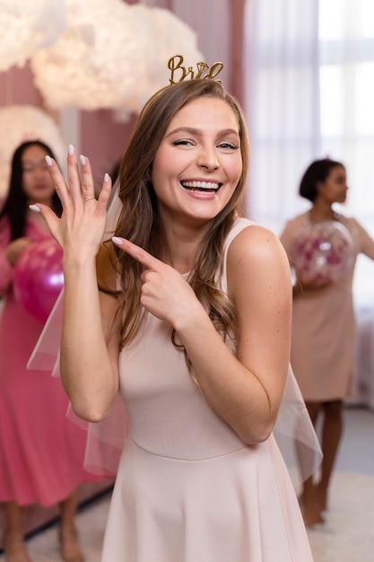 Femme souriante à coup moyen avec bague de fiançailles