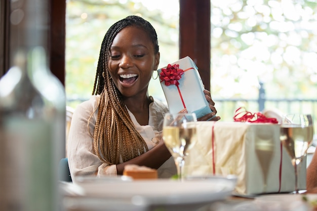 Femme souriante de coup moyen avec cadeau