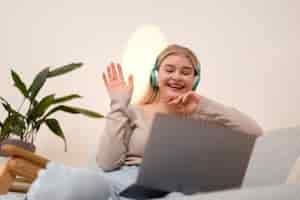 Photo gratuite femme souriante à coup moyen avec un casque