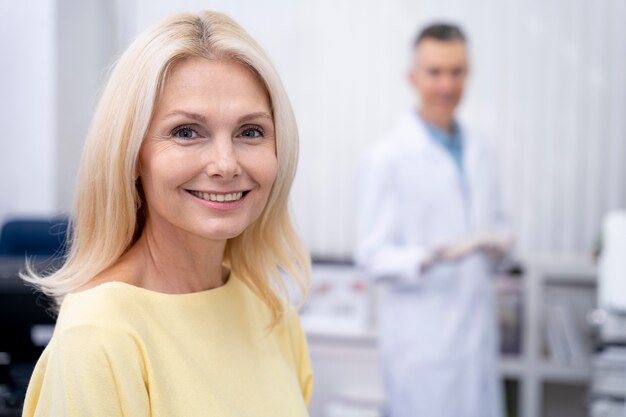 Femme souriante de coup moyen à la clinique