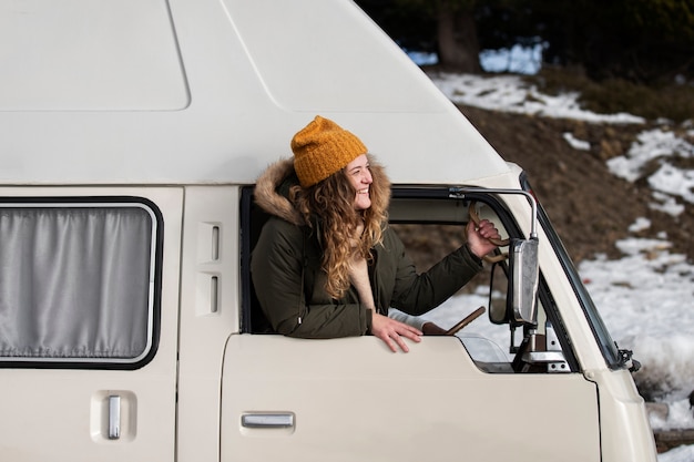 Femme souriante à coup moyen dans un camping-car