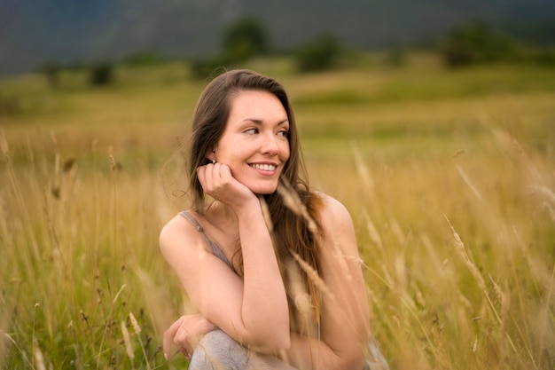 Femme souriante de coup moyen dans la nature