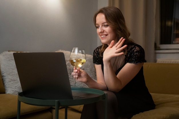 Femme Souriante à Coup Moyen à Une Date Virtuelle