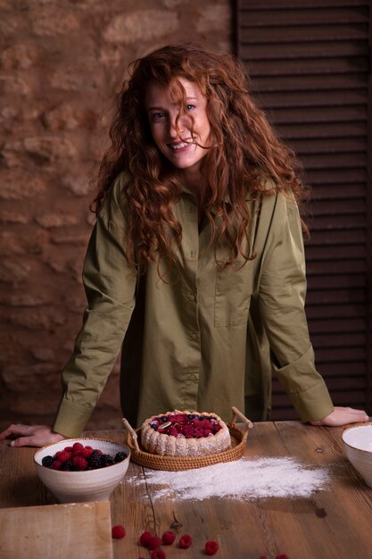 Femme souriante de coup moyen avec dessert