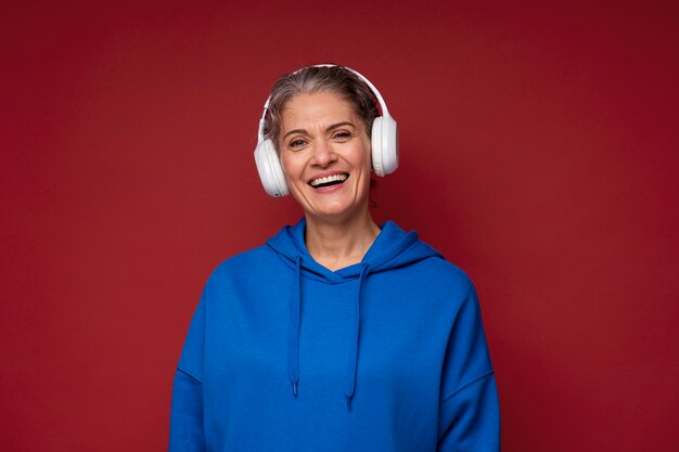 Femme souriante de coup moyen avec des écouteurs