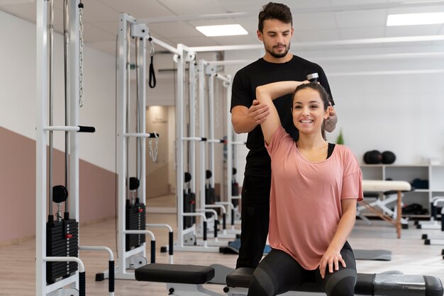 Femme souriante de coup moyen exerçant