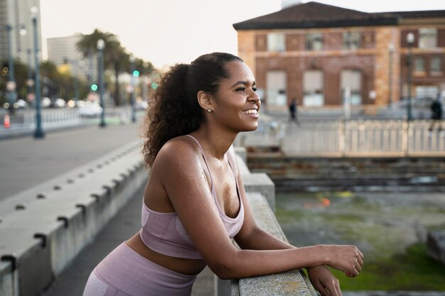 Femme souriante de coup moyen à l'extérieur