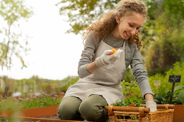 Photo gratuite femme souriante de coup moyen à l'extérieur