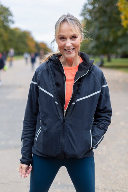 Femme souriante de coup moyen à l'extérieur