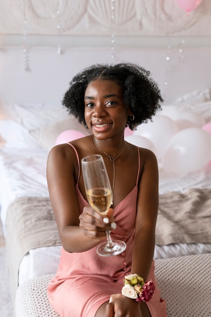 Femme souriante à coup moyen à la fête nuptiale