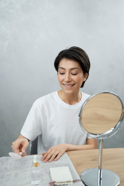 Femme souriante à coup moyen avec des outils