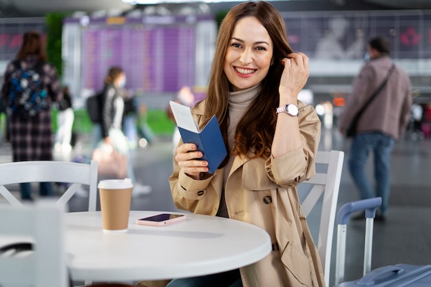 Femme souriante à coup moyen avec passeport