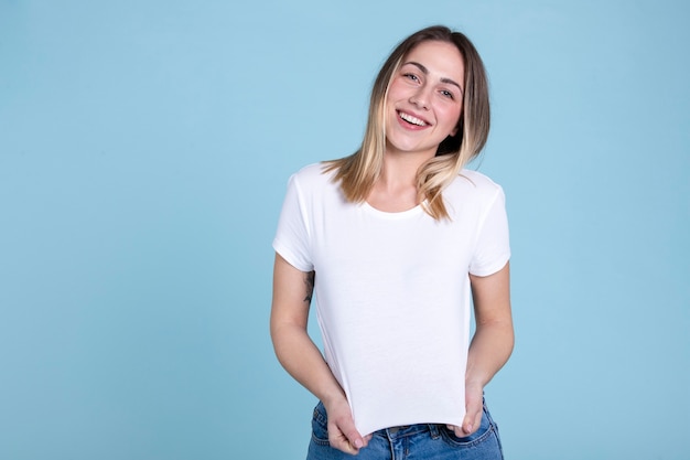 Femme souriante à coup moyen portant une chemise vierge