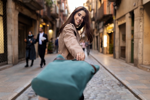 Photo gratuite femme souriante à coup moyen posant