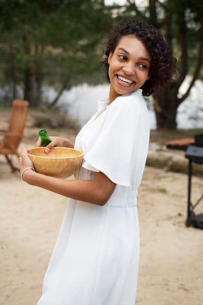 Photo gratuite femme souriante à coup moyen en robe blanche