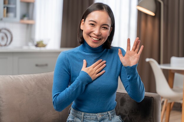 Femme souriante à coup moyen saluant