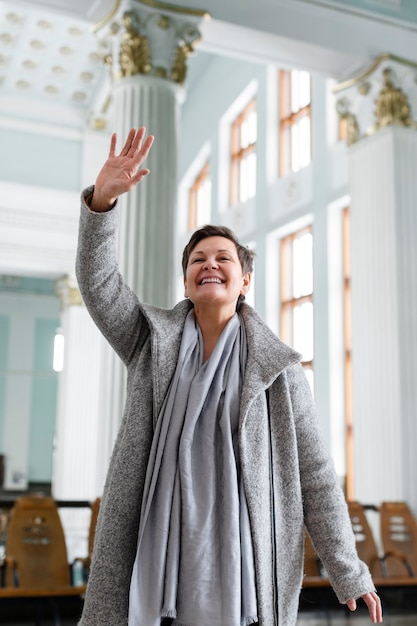 Photo gratuite femme souriante à coup moyen saluant