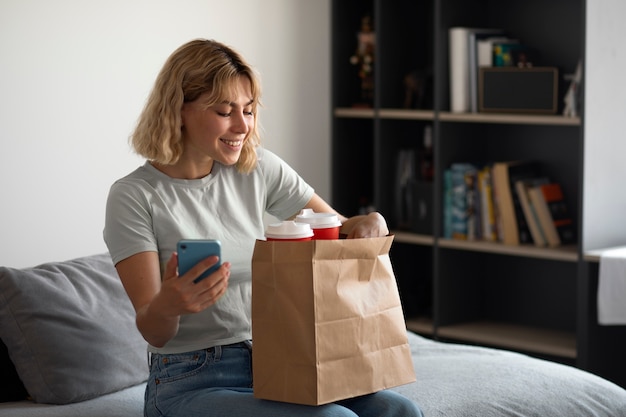 Femme souriante à coup moyen avec des tasses à café