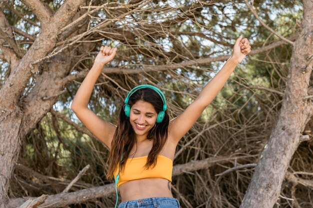 Femme souriante dans le casque s&#39;amuser et profiter de la musique