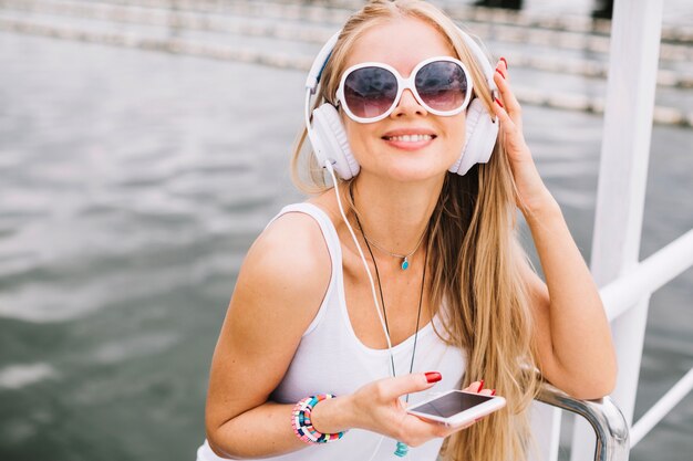 Femme souriante dans les écouteurs