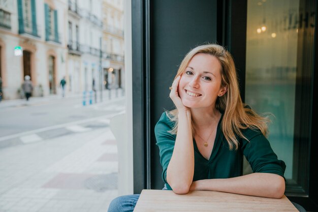 Femme souriante dans un joli café