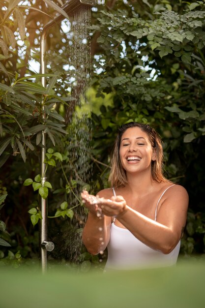 Photo gratuite femme souriante dans la nature coup moyen