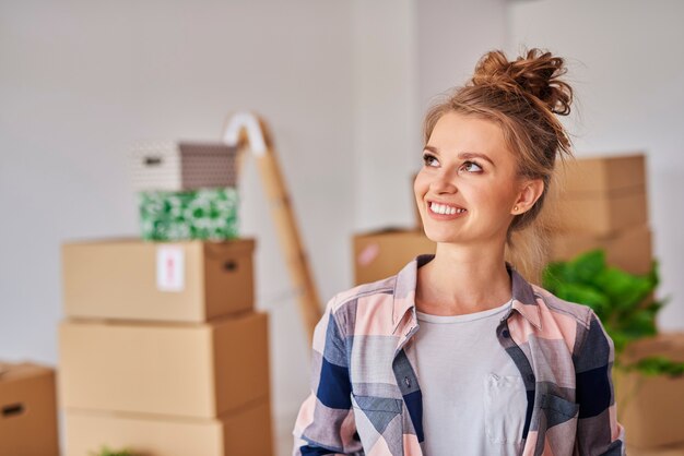 Photo gratuite femme souriante dans une nouvelle maison