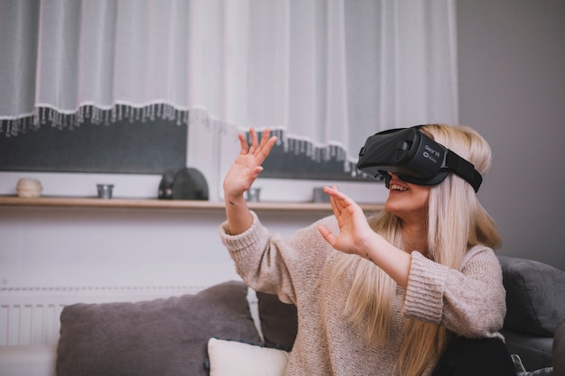 Femme souriante dans des verres de VR