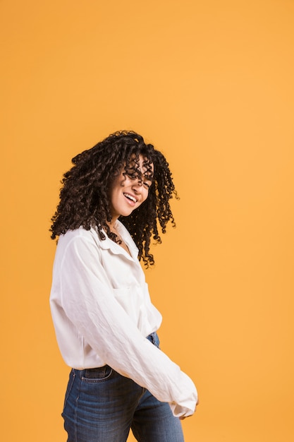 Femme souriante danse