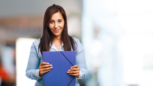 Photo gratuite femme souriante avec un dossier