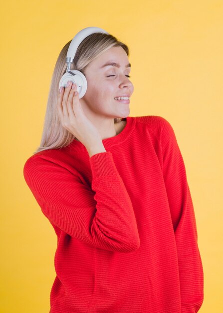 Femme souriante écoutant de la musique