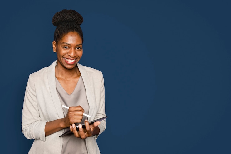 Photo gratuit femme souriante, écrivant des notes sur un appareil numérique de la tablette