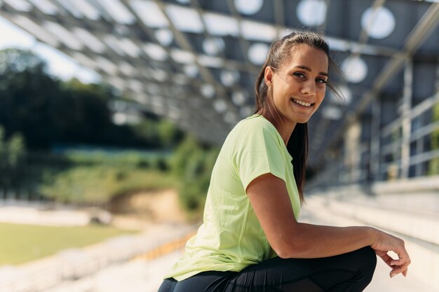 Femme souriante faisant une formation matinale à l'air frais