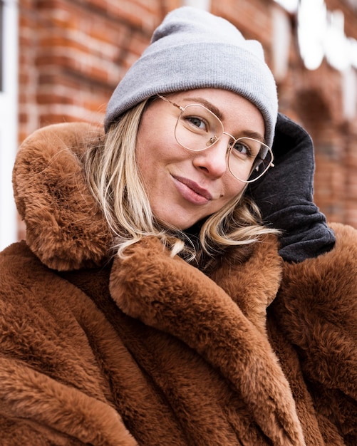 Femme souriante gros plan posant