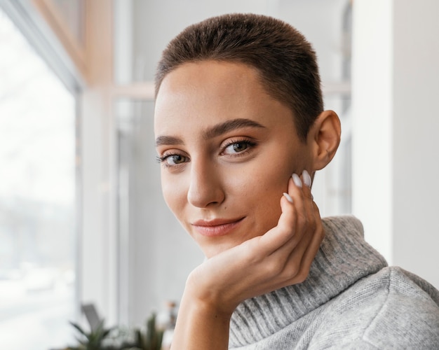 Femme souriante gros plan posant