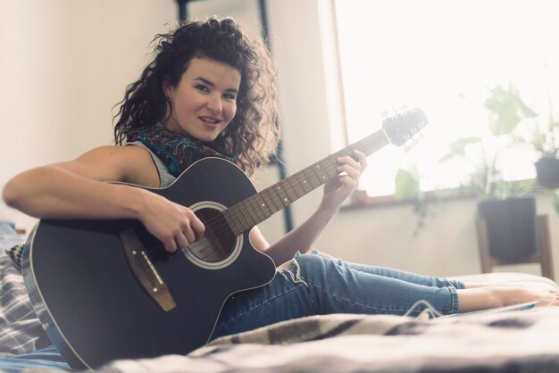 Femme souriante avec guitare