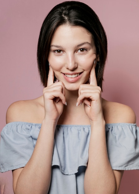 Femme souriante en haut à volants