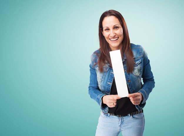 Femme souriante avec la lettre &quot;i&quot;