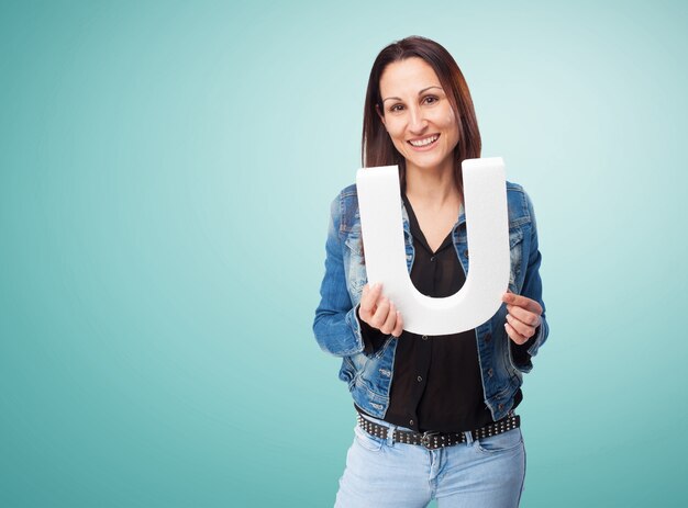 Femme souriante avec la lettre &quot;u&quot;