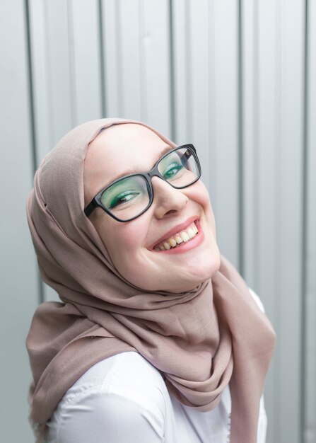 Femme souriante, lunettes