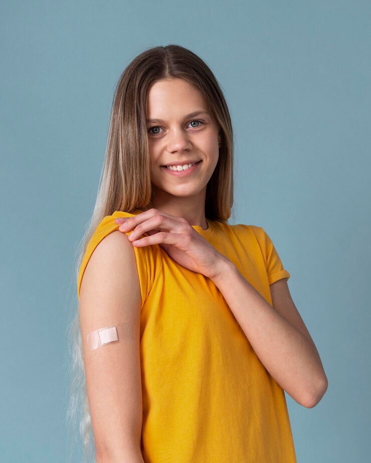 Photo gratuit femme souriante montrant le bras avec un autocollant après avoir reçu un vaccin