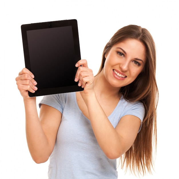 femme souriante montre un ipad