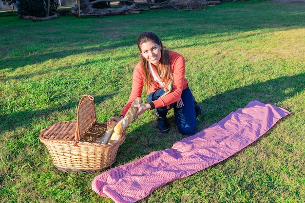 Femme souriante avec le panier de pique-nique