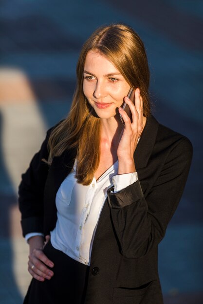 Femme souriante parlant au téléphone