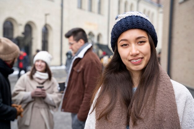 Femme souriante passant du temps avec ses amis après une longue réunion